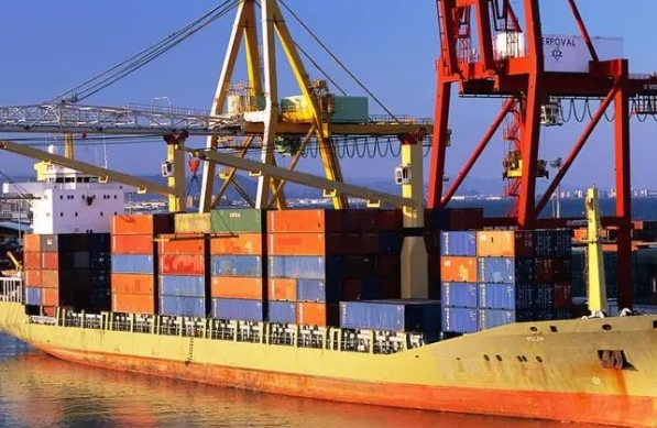 作為貿易商和生產商，為什么現(xiàn)在選擇海運公司是您更佳的選擇呢？