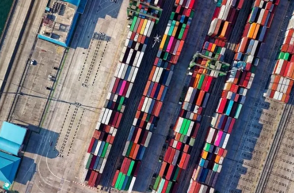 非洲貨運(yùn)代理作為中非貿(mào)易的重要一環(huán)，既面臨著挑戰(zhàn)也擁抱著機(jī)遇