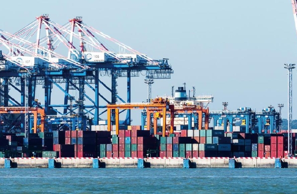 在未來的發(fā)展中，美國的貨運(yùn)代理行業(yè)將繼續(xù)保持穩(wěn)健的增長(zhǎng)態(tài)勢(shì)